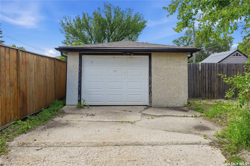 813 Horace Street Regina SK S4T 5K9