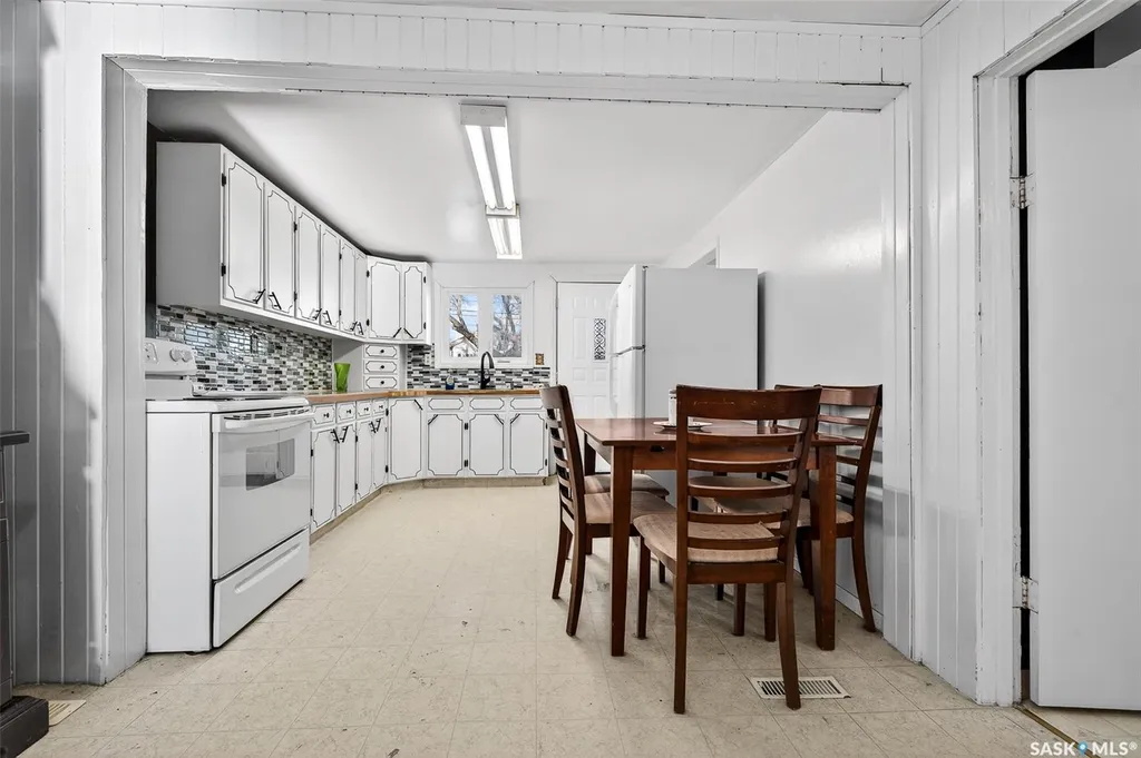 528 Ominica Street E Moose Jaw SK S6H 0H3
