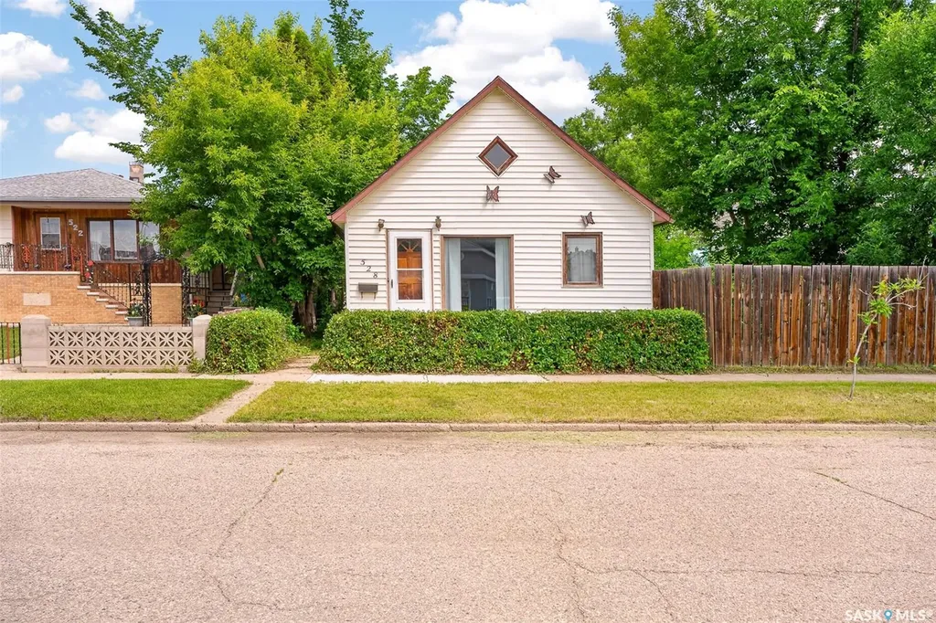 528 Ominica Street E Moose Jaw SK S6H 0H3