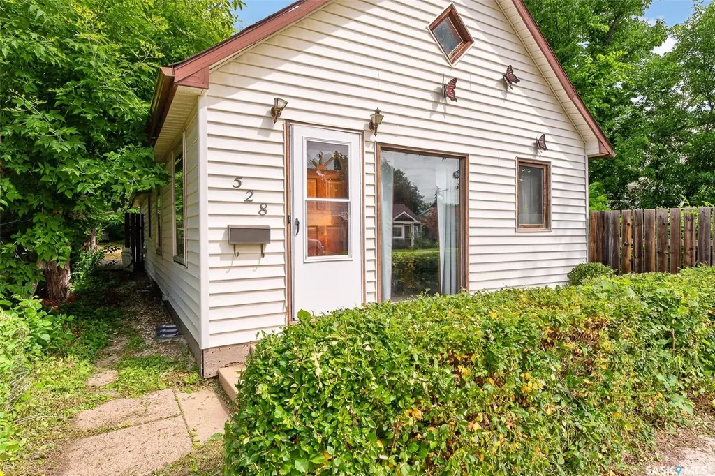 528 Ominica Street E Moose Jaw SK S6H 0H3