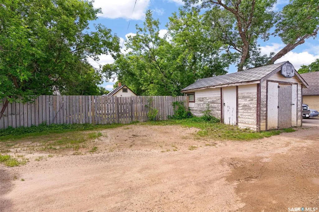 528 Ominica Street E Moose Jaw SK S6H 0H3