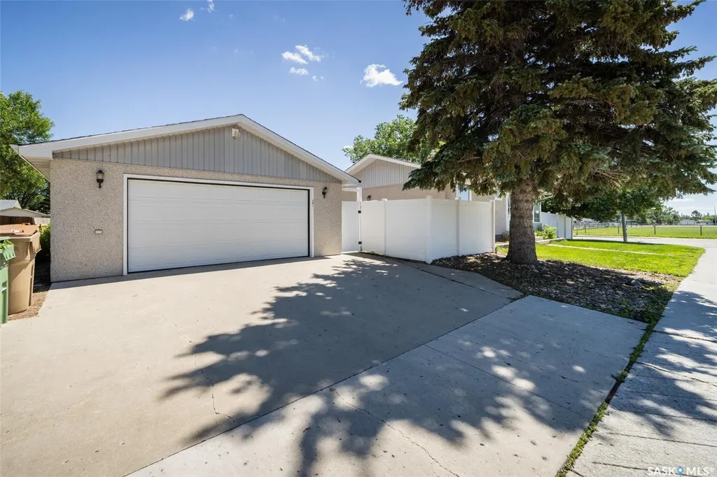 781 Mcmanus Street Regina SK S4T 6E7