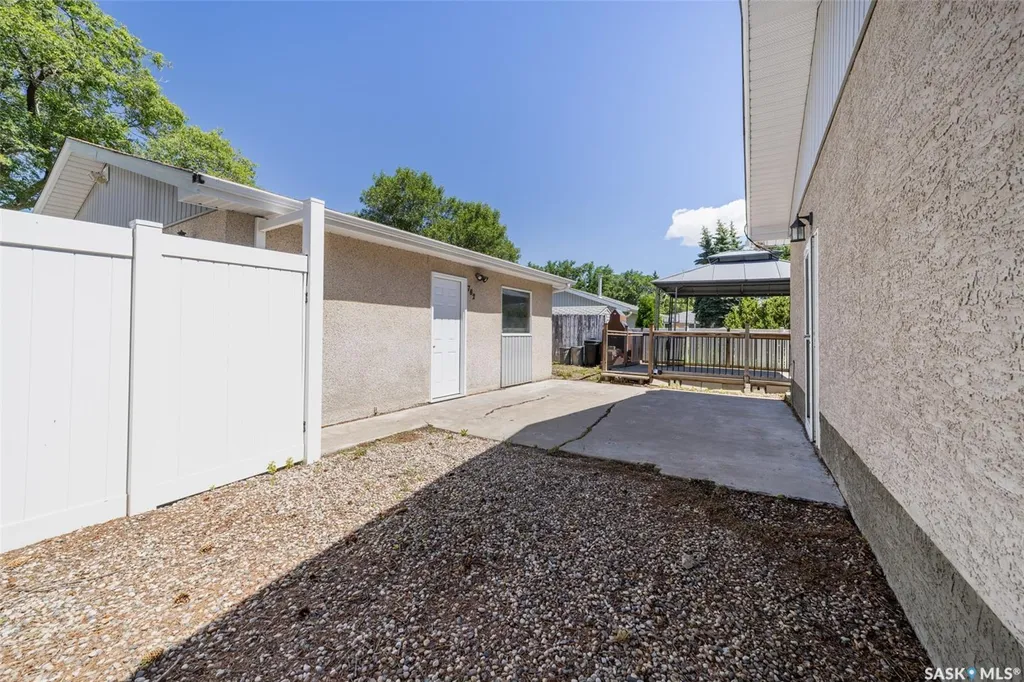 781 Mcmanus Street Regina SK S4T 6E7