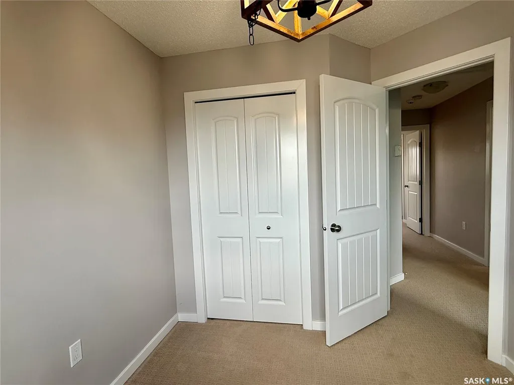 810 Hampton Circle Saskatoon SK S7R 0K2