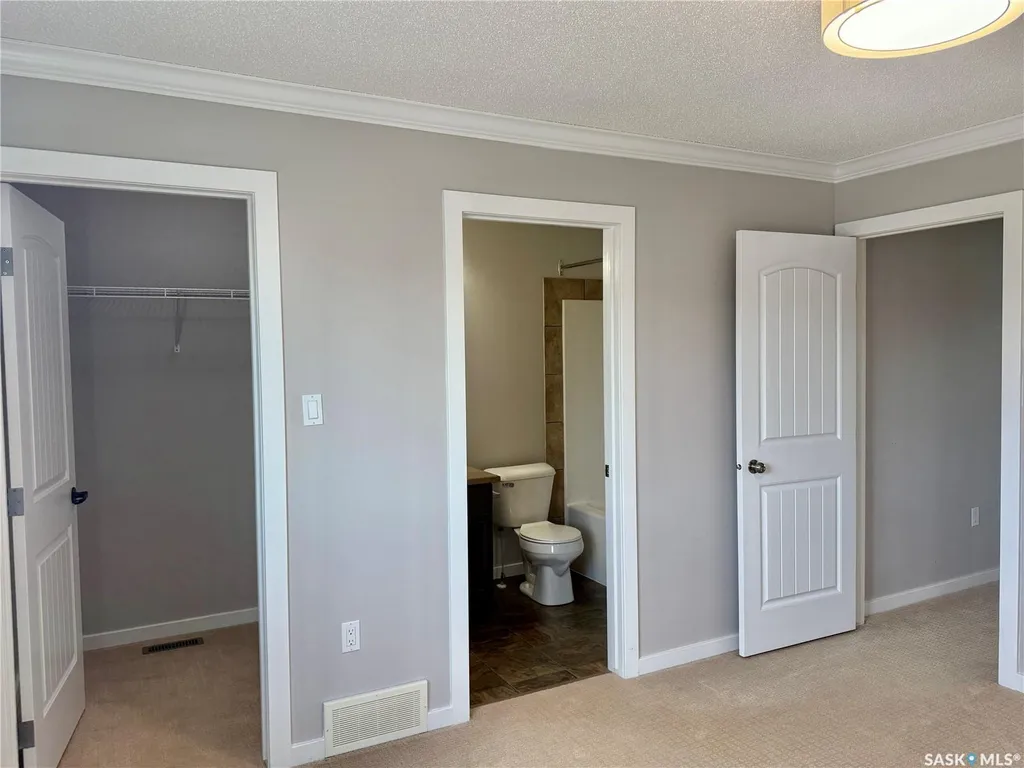 810 Hampton Circle Saskatoon SK S7R 0K2