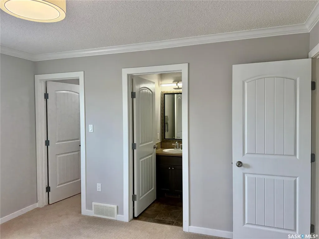 810 Hampton Circle Saskatoon SK S7R 0K2
