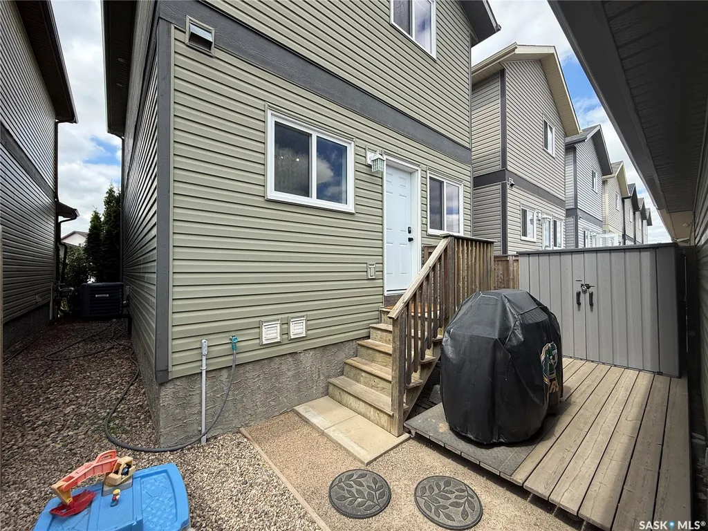 810 Hampton Circle Saskatoon SK S7R 0K2