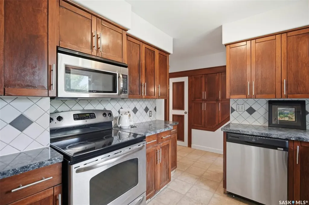 1318 B Avenue N Saskatoon SK S7L 1G5
