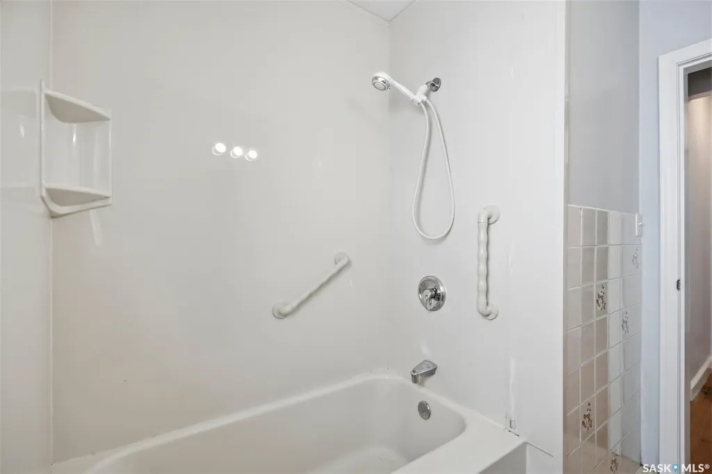 1318 B Avenue N Saskatoon SK S7L 1G5