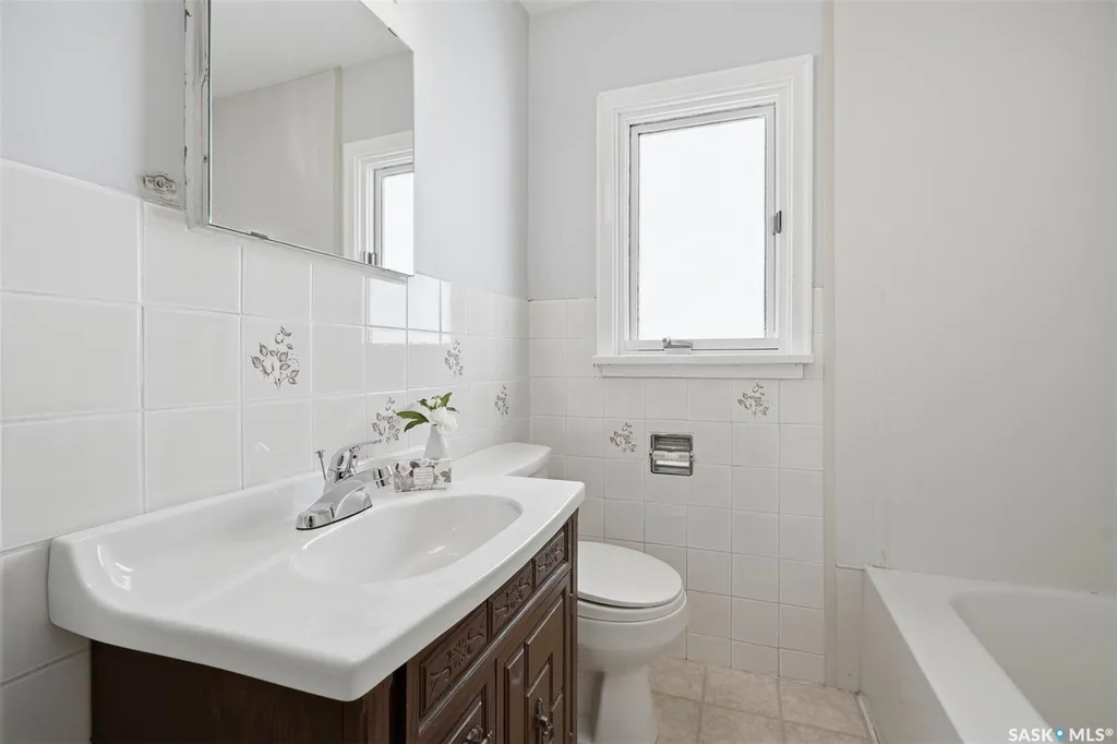 1318 B Avenue N Saskatoon SK S7L 1G5