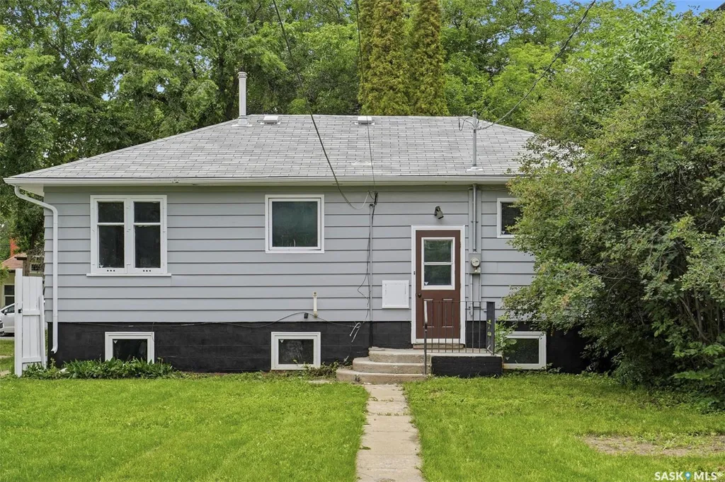 1318 B Avenue N Saskatoon SK S7L 1G5