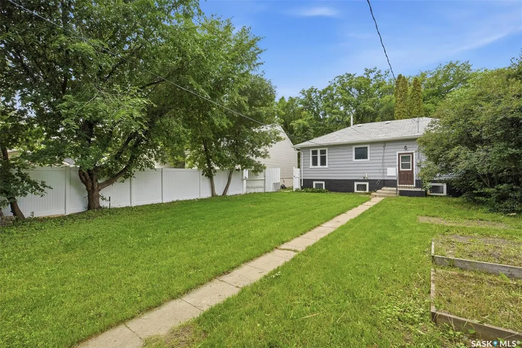 1318 B Avenue N Saskatoon SK S7L 1G5