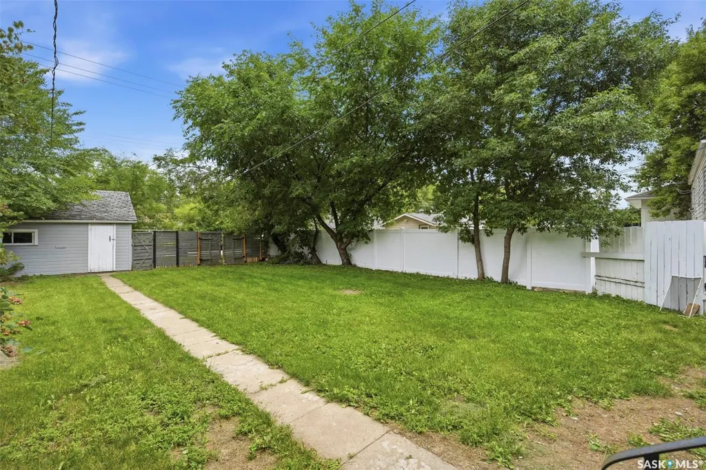 1318 B Avenue N Saskatoon SK S7L 1G5