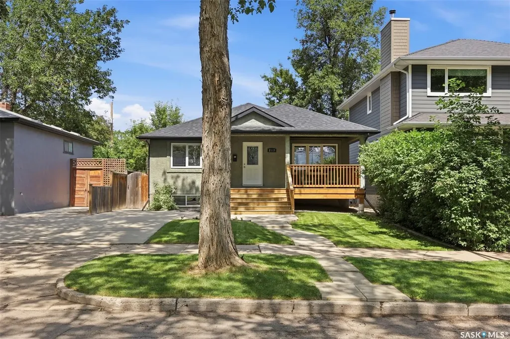 217 Isabella Street E Saskatoon SK S7J 0B2