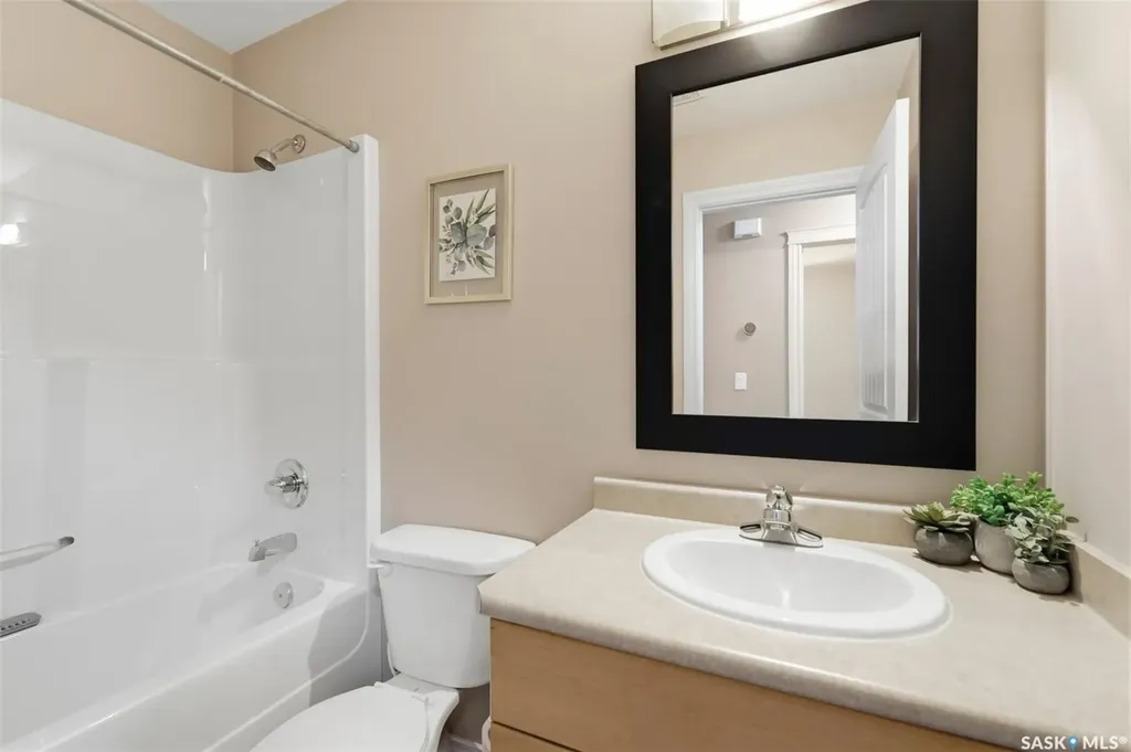 217 Isabella Street E Saskatoon SK S7J 0B2