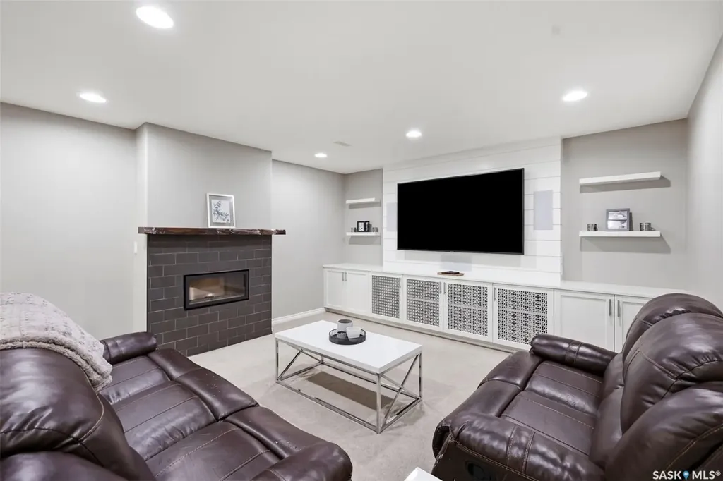 217 Isabella Street E Saskatoon SK S7J 0B2