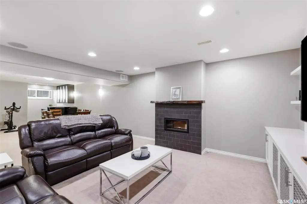 217 Isabella Street E Saskatoon SK S7J 0B2