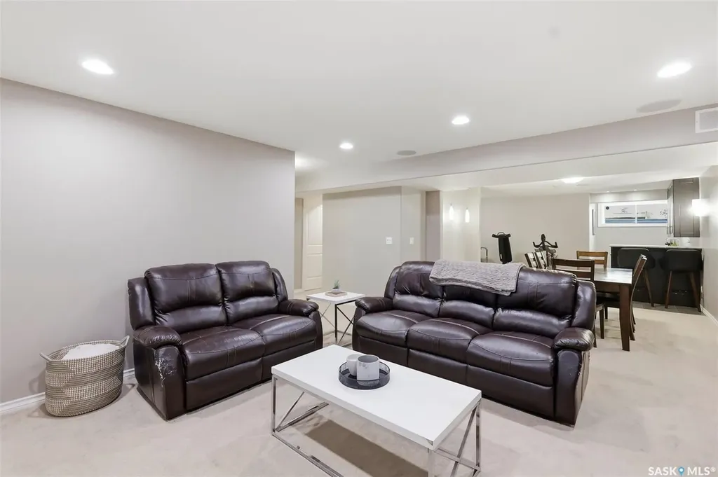 217 Isabella Street E Saskatoon SK S7J 0B2