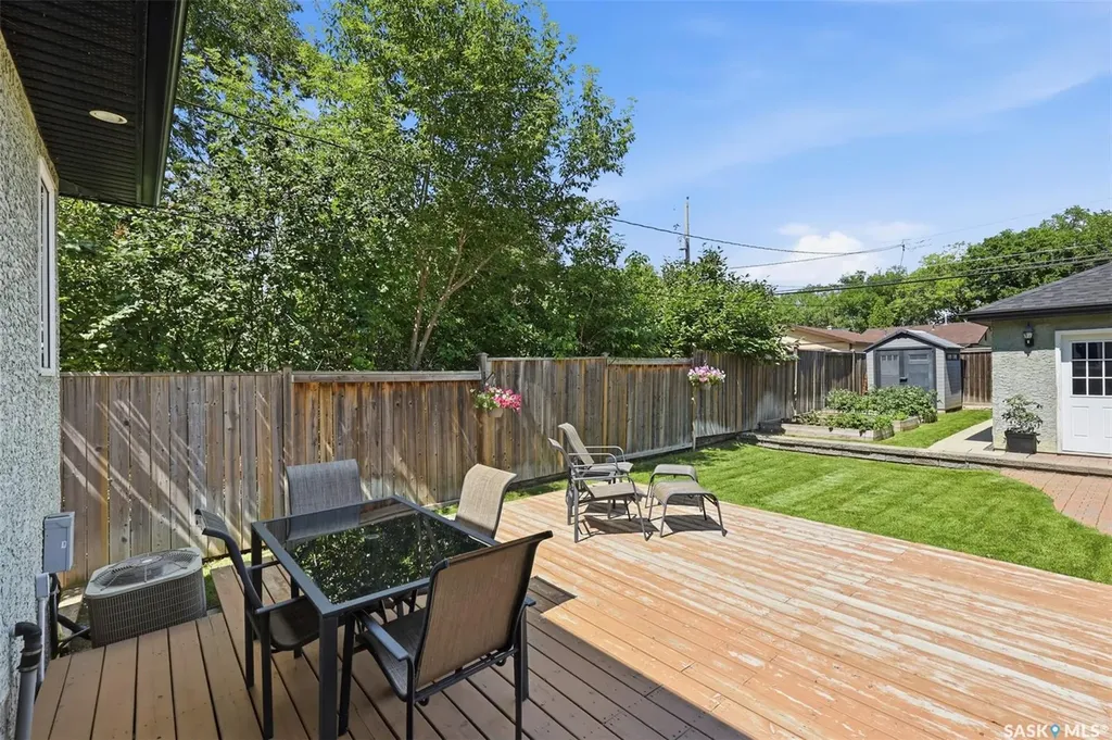 217 Isabella Street E Saskatoon SK S7J 0B2