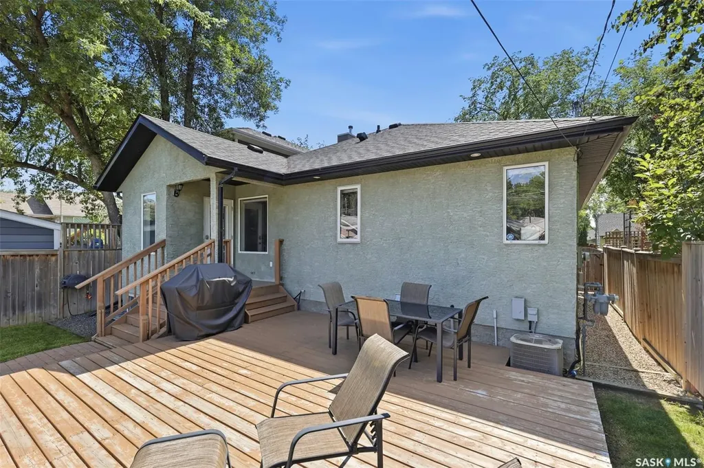 217 Isabella Street E Saskatoon SK S7J 0B2