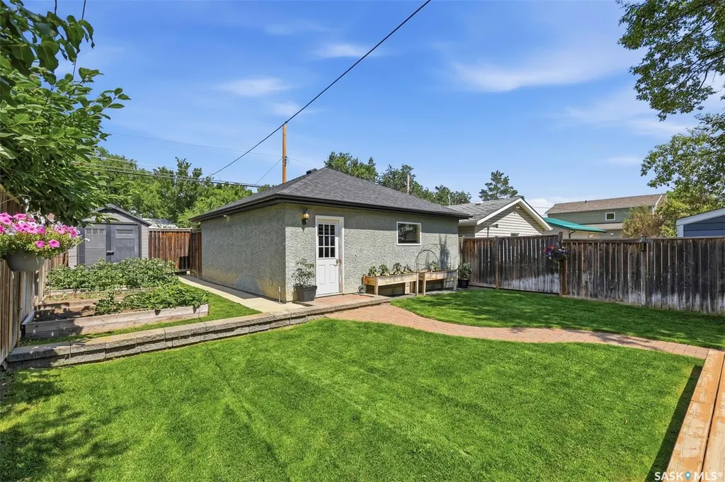 217 Isabella Street E Saskatoon SK S7J 0B2