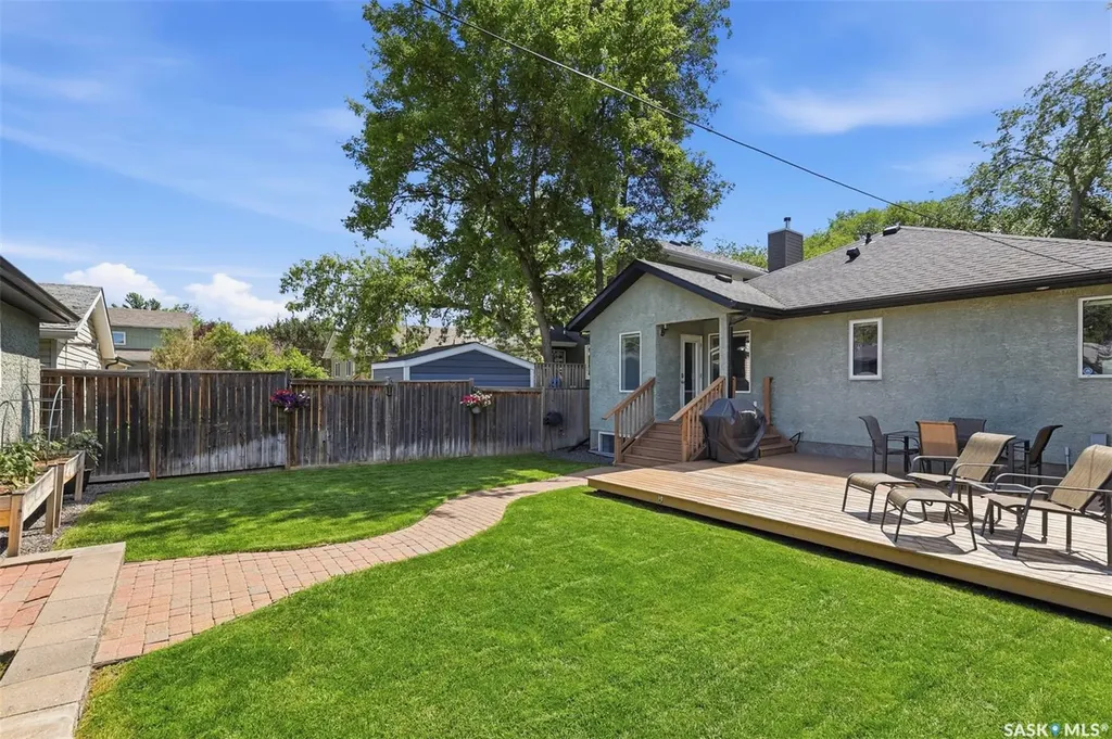 217 Isabella Street E Saskatoon SK S7J 0B2