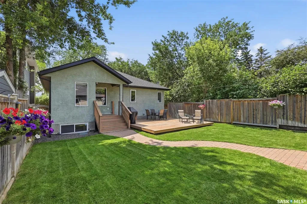 217 Isabella Street E Saskatoon SK S7J 0B2
