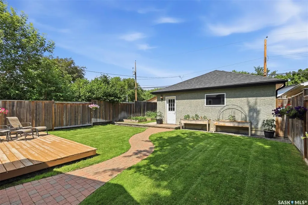 217 Isabella Street E Saskatoon SK S7J 0B2