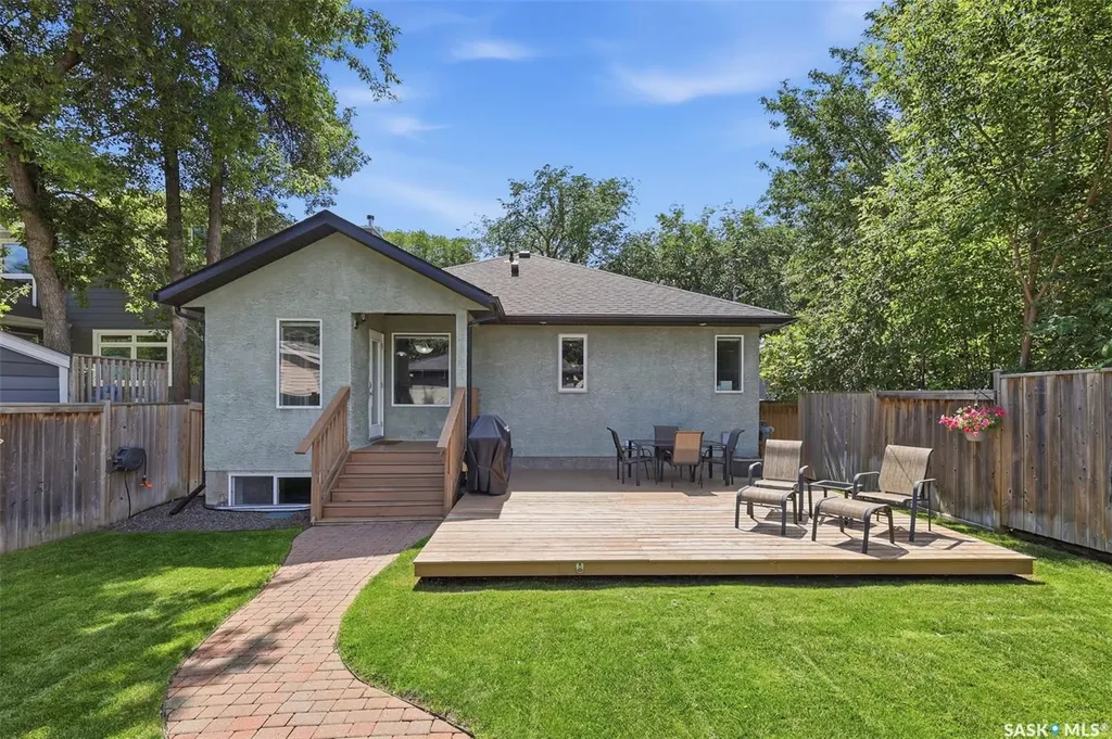 217 Isabella Street E Saskatoon SK S7J 0B2