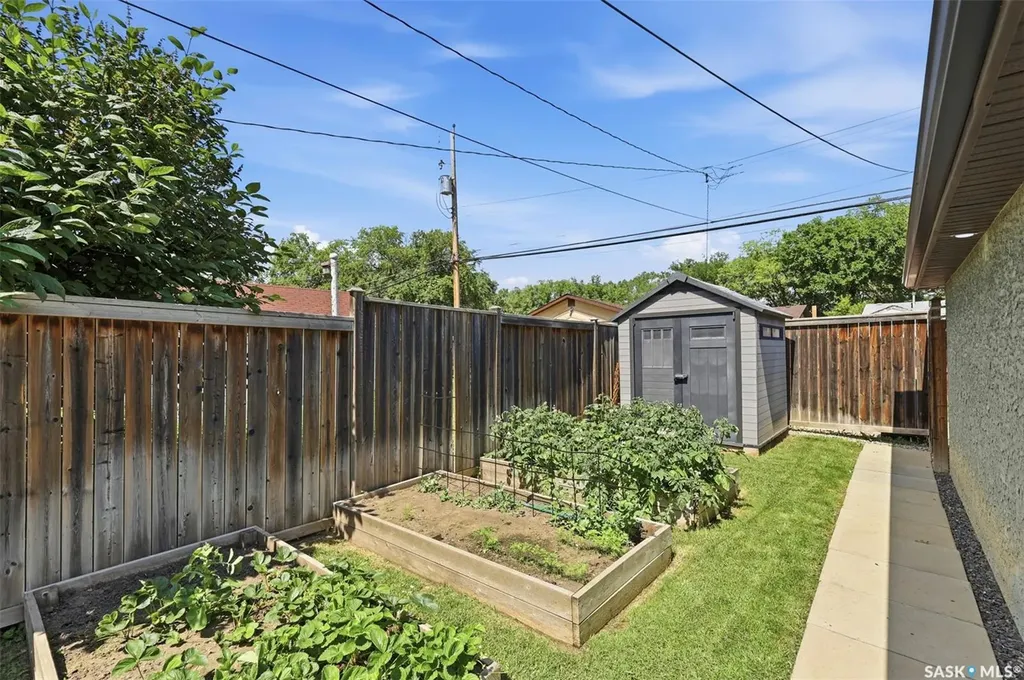 217 Isabella Street E Saskatoon SK S7J 0B2