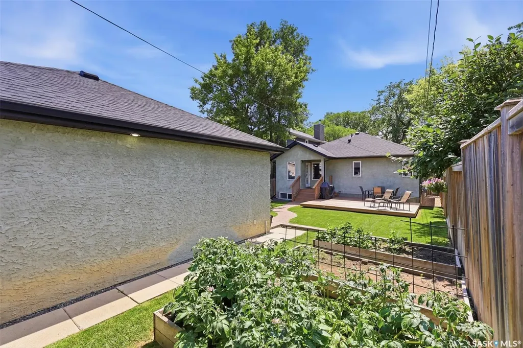 217 Isabella Street E Saskatoon SK S7J 0B2