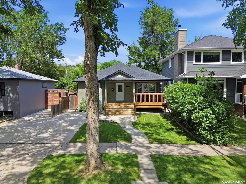 217 Isabella Street E Saskatoon SK S7J 0B2