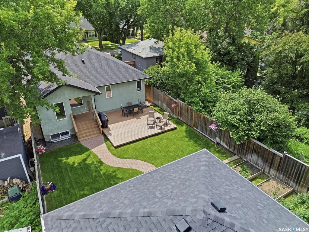 217 Isabella Street E Saskatoon SK S7J 0B2