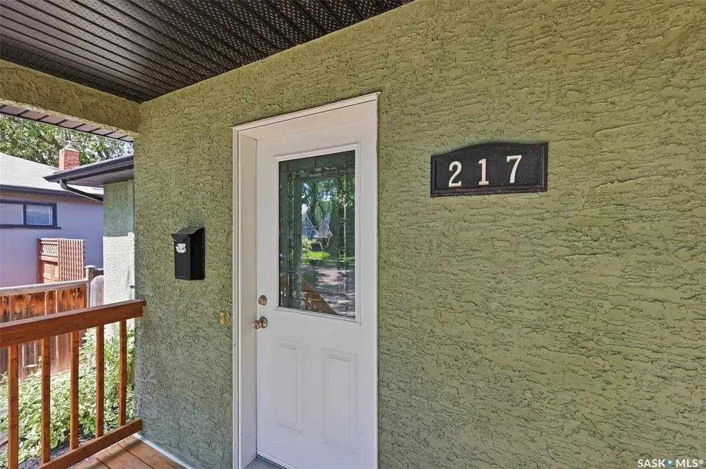 217 Isabella Street E Saskatoon SK S7J 0B2