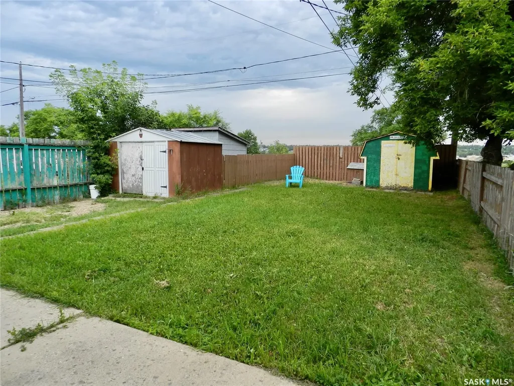 1112 Lillooet Street W Moose Jaw SK S6H 5A3