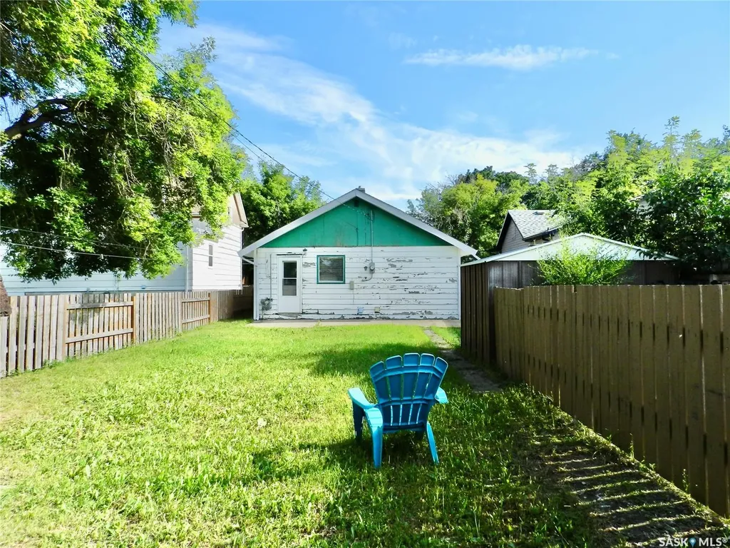 1112 Lillooet Street W Moose Jaw SK S6H 5A3