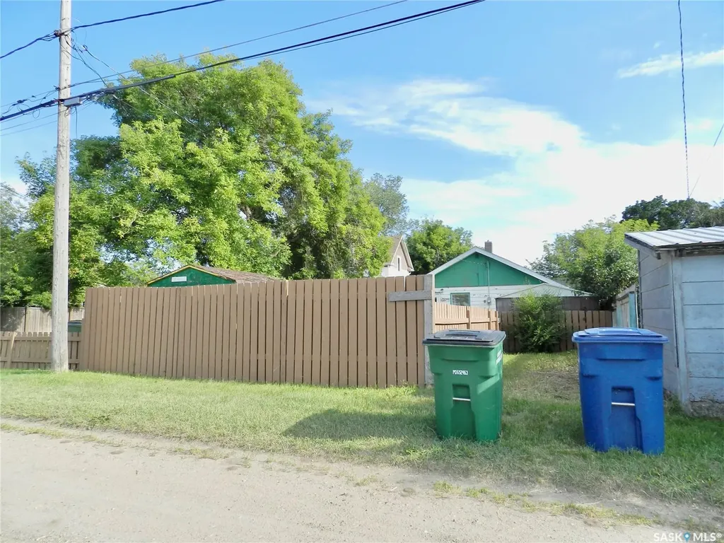 1112 Lillooet Street W Moose Jaw SK S6H 5A3