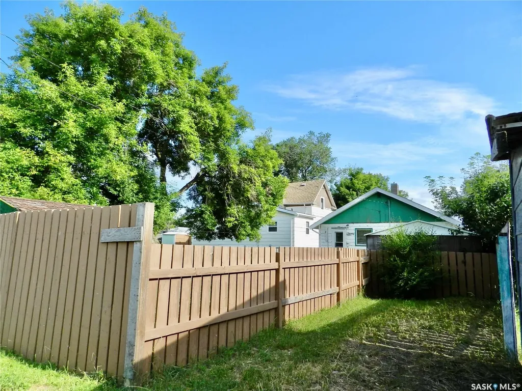 1112 Lillooet Street W Moose Jaw SK S6H 5A3