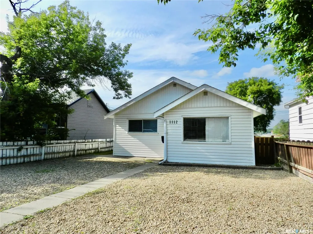 1112 Lillooet Street W Moose Jaw SK S6H 5A3