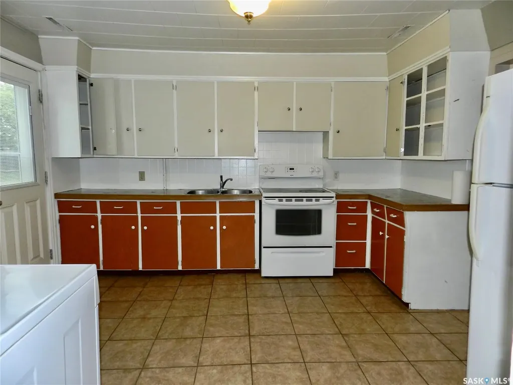1112 Lillooet Street W Moose Jaw SK S6H 5A3