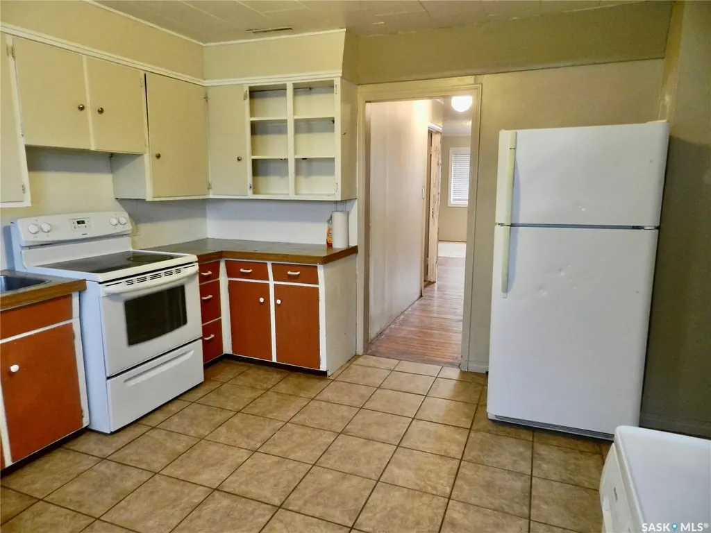 1112 Lillooet Street W Moose Jaw SK S6H 5A3