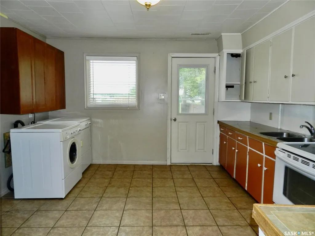 1112 Lillooet Street W Moose Jaw SK S6H 5A3
