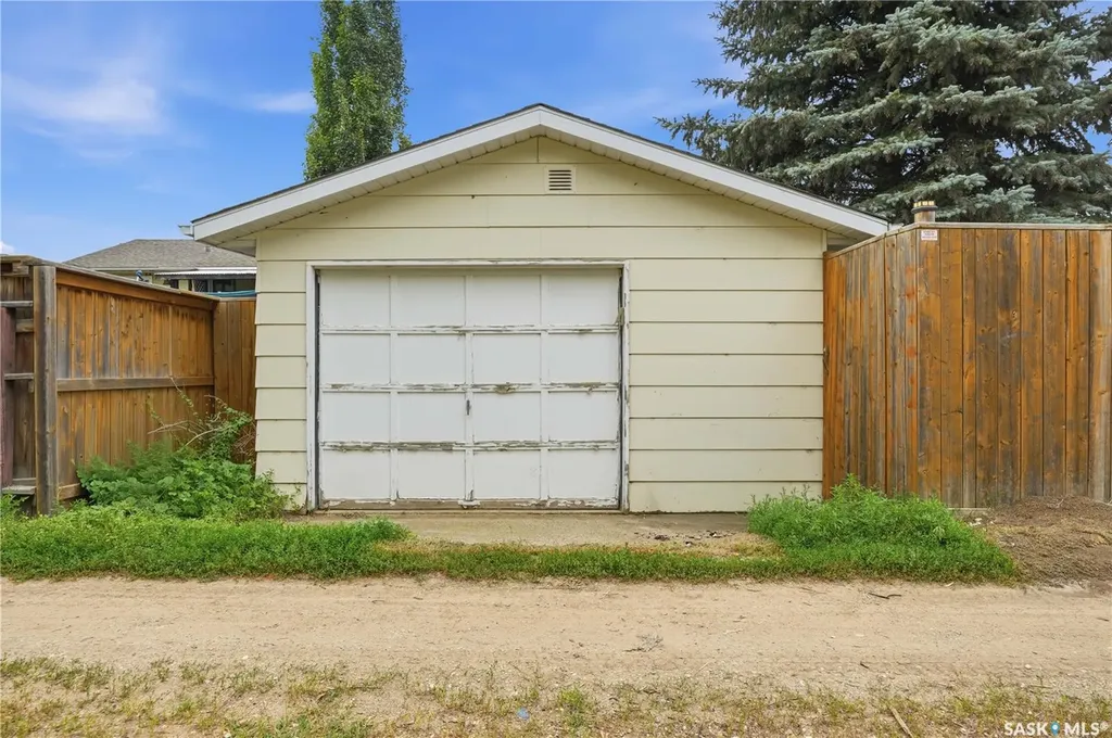 1645 Smith Street Moose Jaw SK S6K 1A7