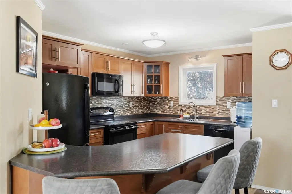 225 Hassard Close Saskatoon SK S7L 2W8
