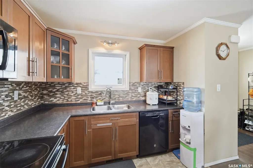 225 Hassard Close Saskatoon SK S7L 2W8