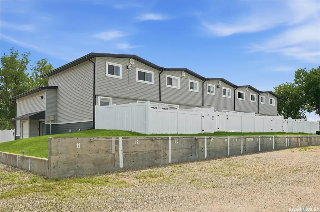 1292 Gordon Road Moose Jaw SK S6H 3E5