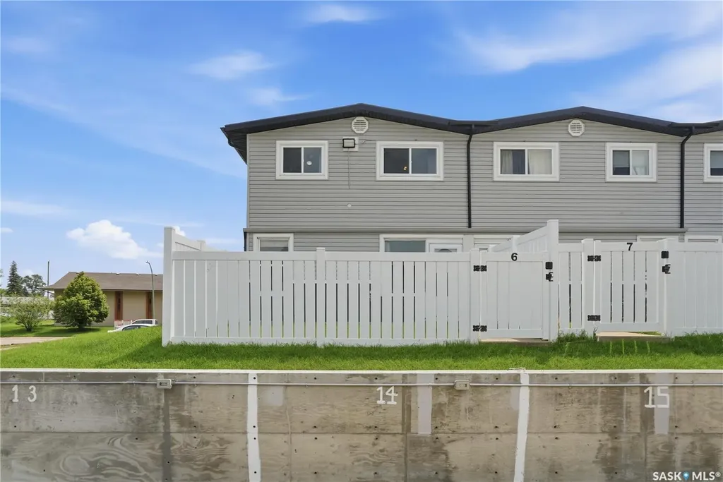 1292 Gordon Road Moose Jaw SK S6H 3E5