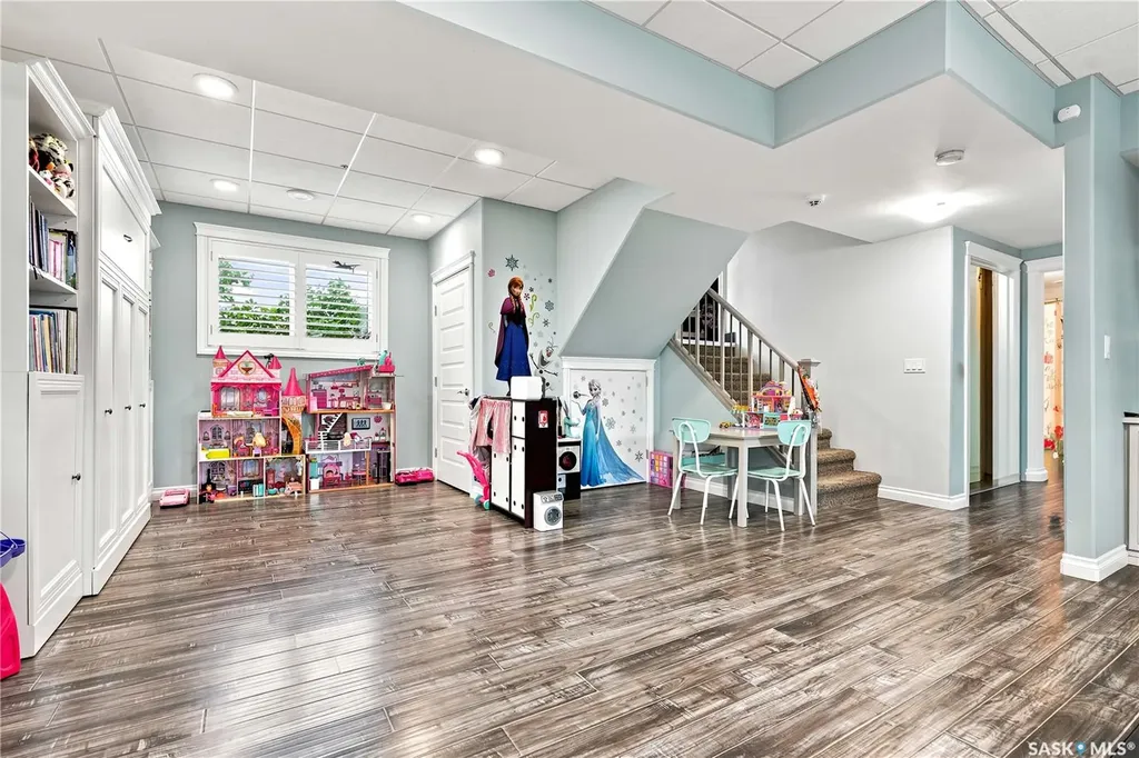 335 Dawson Crescent Saskatoon SK S7R 0K1