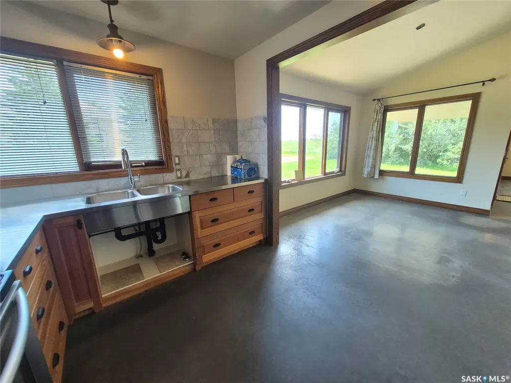 825 Geisen Street Radville SK S0C 2G0