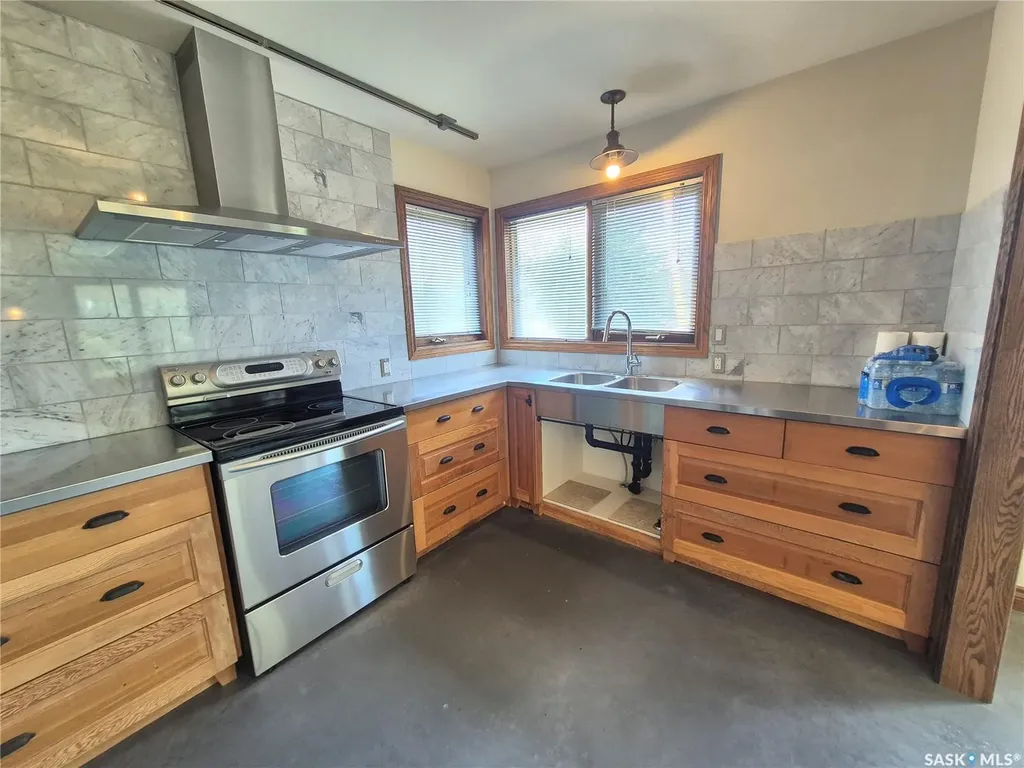 825 Geisen Street Radville SK S0C 2G0